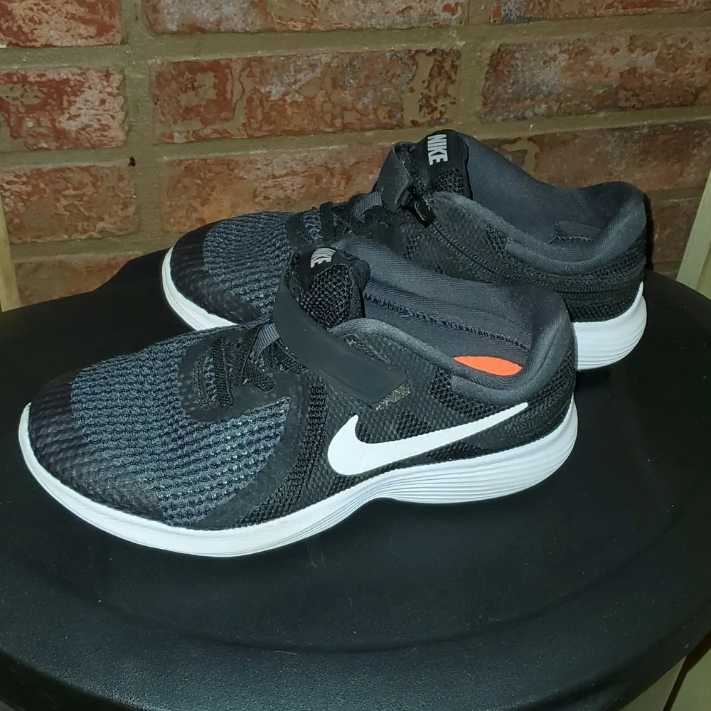 Nike Revolution Kids Running Shoes Size  4